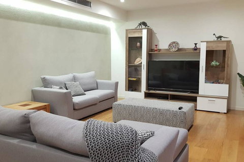 CHELSEA Family Home Close To Beach & Shops - Hotel Accommodation 0