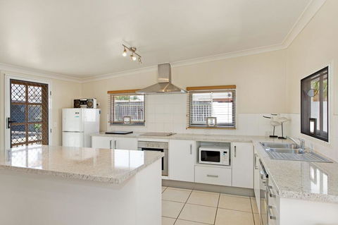 Close To Water, Restaurants And Clubs, Toorbul St, Bongaree - Hotel Accommodation 1