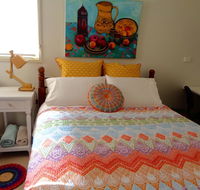 Colourful creative Artist house Glen Waverley - Hotel Accommodation