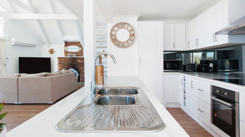Combined Kingsley Beach House - Hotel Accommodation 0