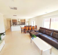 Comfortable 5BR House 6mins to Werribee Station.Great Ocean Road tourist stopover - Hotel Accommodation