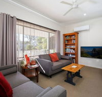 Comfortable Queen sized room near Tuggerah Lake - Hotel Accommodation