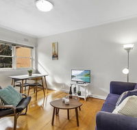 Comfy one-bedroom unit between city and airport - Hotel Accommodation