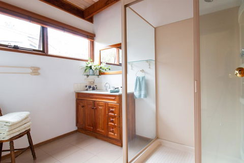 Coota Views - Hotel Accommodation 3