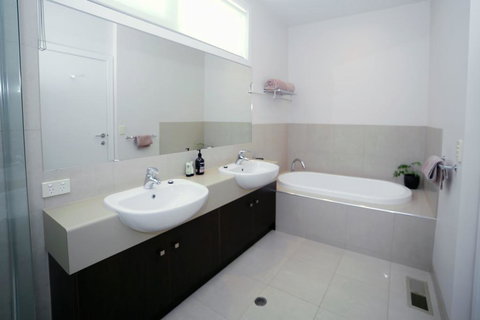 Coral Cove - Hotel Accommodation 2