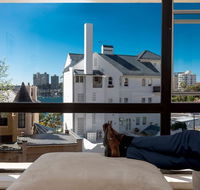 Couple's Gateway in Sunny Elizabeth Bay - Hotel Accommodation