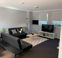 Cozy 3BR Townhouse in Liverpool CBD with parking - Hotel Accommodation