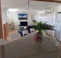 Cozzys Condo Luxury Beach House - Hotel Accommodation