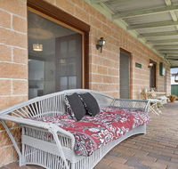 Cudgee - quaint cottage with separate cabin - Hotel Accommodation