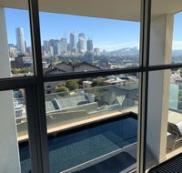 Darlinghurst Spacious apartment with balcony and pool with harbour views - Hotel Accommodation