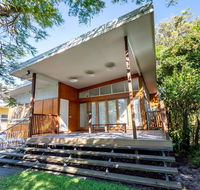 Decked out for a Fantastic Holiday - Winnett St Woorim Upstairs only - Hotel Accommodation
