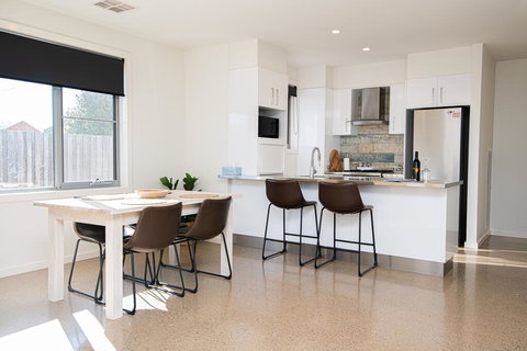 Endsleigh II - Cosy 2 Bedroom Villa, Free Wifi, Near CBD - Hotel Accommodation 0