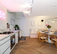 Enjoy Cafe Culture From Chic Warehouse Conversion - Hotel Accommodation
