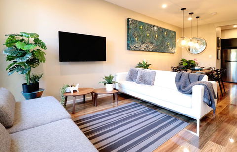 EROS City Fringe - Wifi, Wine, Netflix, Pets OK And Park Views! - Hotel Accommodation 1