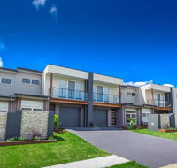 Escape At Nobbys Executive Townhouse 1 74 Pacific Drive - Hotel Accommodation