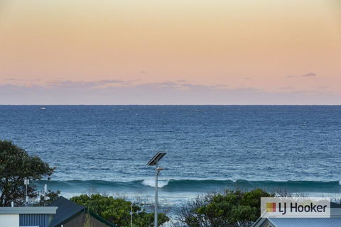 EXCLUSIVE OCEAN VIEW PENTHOUSE ON MARINE PARADE - Hotel Accommodation 1