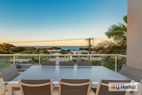 EXCLUSIVE OCEAN VIEW PENTHOUSE ON MARINE PARADE - Hotel Accommodation 0