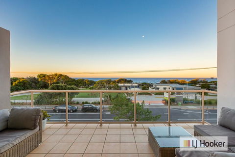 EXCLUSIVE OCEAN VIEW PENTHOUSE ON MARINE PARADE - Hotel Accommodation 3