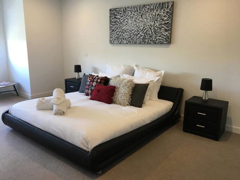 Executive Mansion, Spring Racing, Melbourne Cup - Hotel Accommodation 0