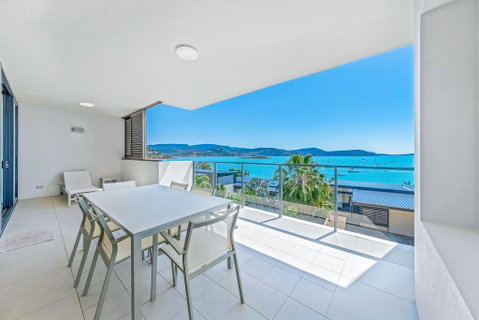 Executive On Whisper Bay - Cannonvale - Hotel Accommodation 1