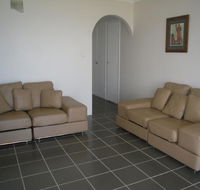 Fabulous location - Ground Floor Waterfront Unit Clearview Apartments - Hotel Accommodation