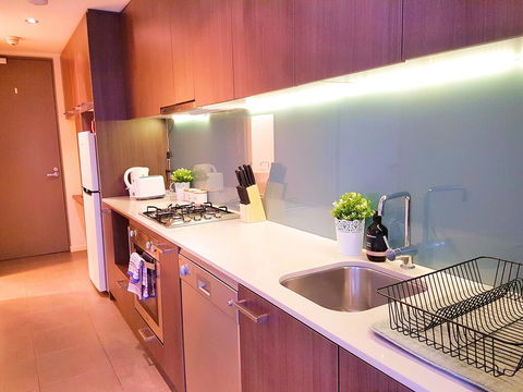 FITZROY FANTASTIC 1BR APT With FREE WINE, NETFLIX, WIFI, Close To TRAMS, COLES - Hotel Accommodation 2
