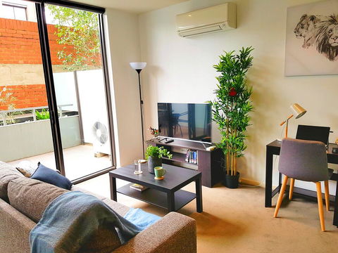 FITZROY FANTASTIC 1BR APT With FREE WINE, NETFLIX, WIFI, Close To TRAMS, COLES - Hotel Accommodation 0