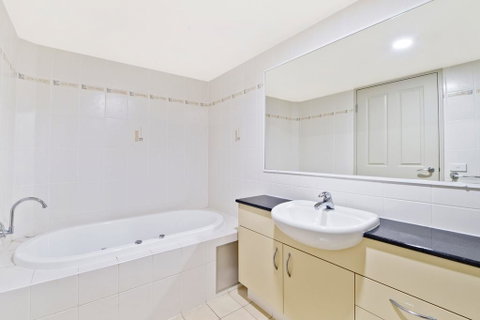 Flightdeck 301 5-7 Clarence Street - Hotel Accommodation 2