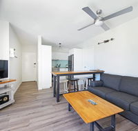 Flynns Beach Apartments 4 41 Pacific Drive - Hotel Accommodation