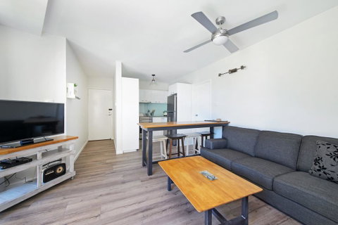 Flynns Beach Apartments 4, 41 Pacific Drive - Hotel Accommodation 0