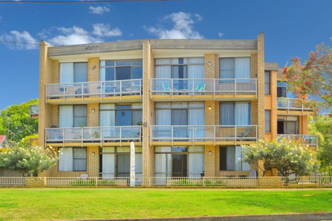 Flynns Beach Apartments 4, 41 Pacific Drive - Hotel Accommodation 3