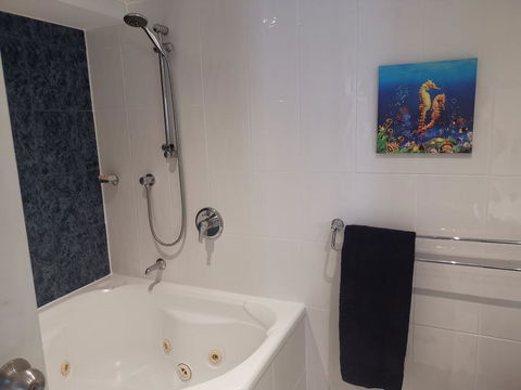 Focus Resort Oceanfront Apartments In Surfers With Ocean And Hinterland Views 25 Steps To Beach! - Hotel Accommodation 2
