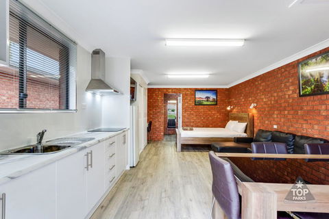 Fossicker Caravan Park - Hotel Accommodation 0
