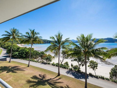 Fully Renovated Frangipani Beach Front Apartments - Hotel Accommodation 3