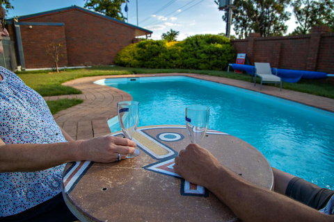 Golden Country Motel And Caravan Park - Hotel Accommodation 0