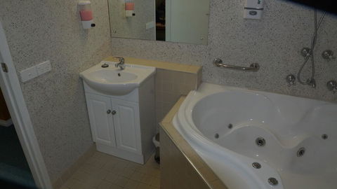 Golden Leaf Motel - Hotel Accommodation 3