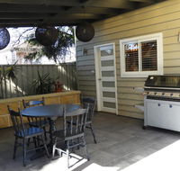 Guesthouse with Pool  BBQ - 10 kms from CBD - Hotel Accommodation