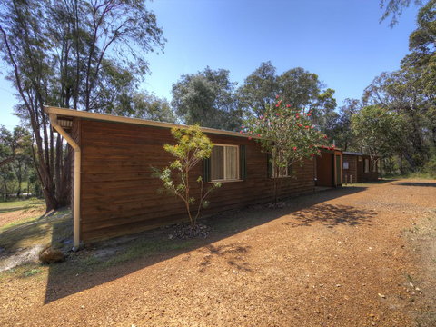 Gum Grove Chalets - Hotel Accommodation 3