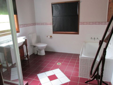 Henry's Cottage - Hotel Accommodation 2