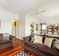 Homely Pembroke On The Park Cottage - Hotel Accommodation