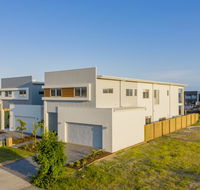 HomePlus -Fabulous Waterfront Dream Holiday House - Hotel Accommodation