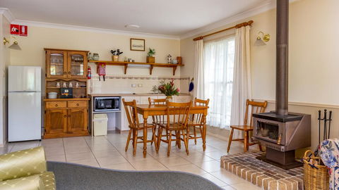 Honeysuckle Cottages - Hotel Accommodation 2