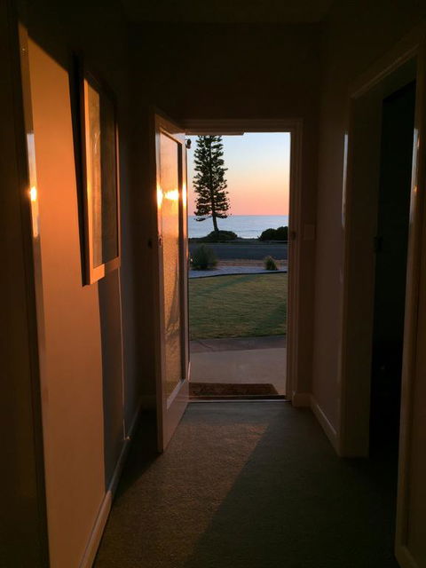 Jewel Of The South Beachside Holiday Rental - Hotel Accommodation 2