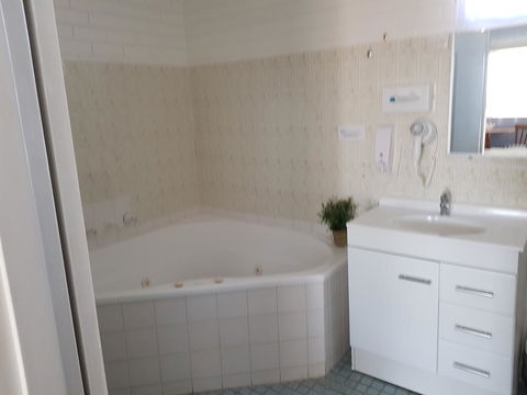 Jillaroo Motor Inn - Hotel Accommodation 3