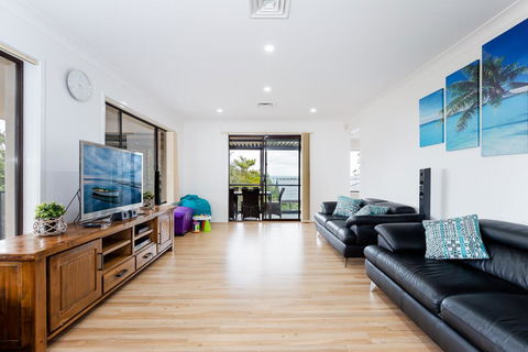 Kallaroo, 3 Kallaroo Street- Great House With Views, Pool, WIFI And Aircon - Hotel Accommodation 1
