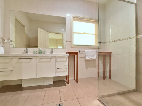 King I - You Can Honestly Walk To Bimbadgen And Hope Estate Concerts - Hotel Accommodation 3