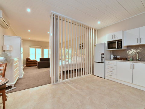 King I - You Can Honestly Walk To Bimbadgen And Hope Estate Concerts - Hotel Accommodation 0