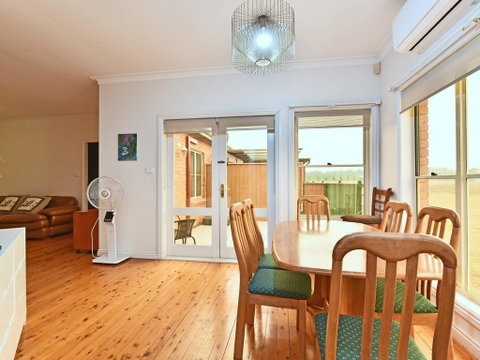 King III - You Can Honestly Walk To Bimbadgen And Hope Estate Concerts - Hotel Accommodation 1