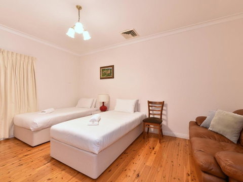 King III - You Can Honestly Walk To Bimbadgen And Hope Estate Concerts - Hotel Accommodation 3