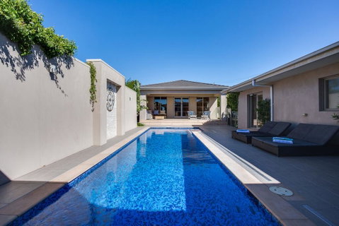 Kraimorie Large Family Beach House With Pool, Superb Water Views, Pool, And Games Room - Hotel Accommodation 1